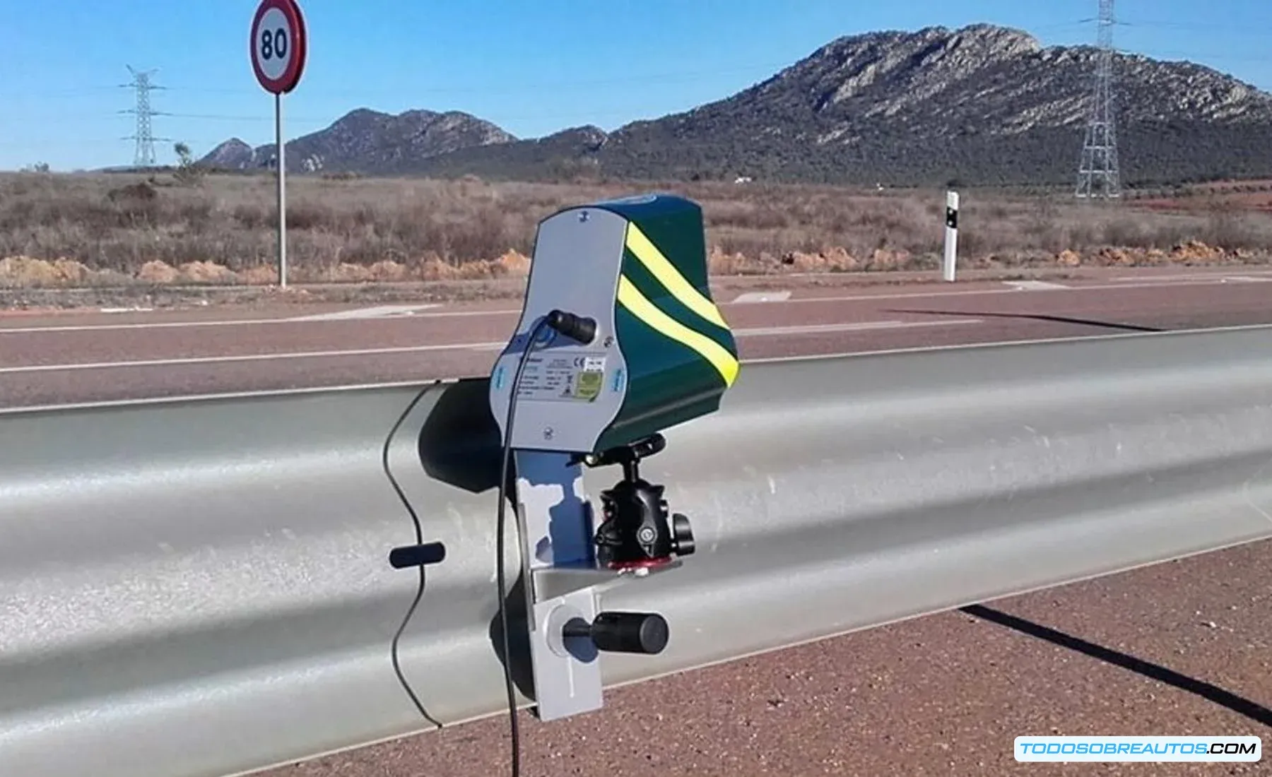 Imagen de un radar Velolaser camuflado, posiblemente detrás de una señal de tráfico.
