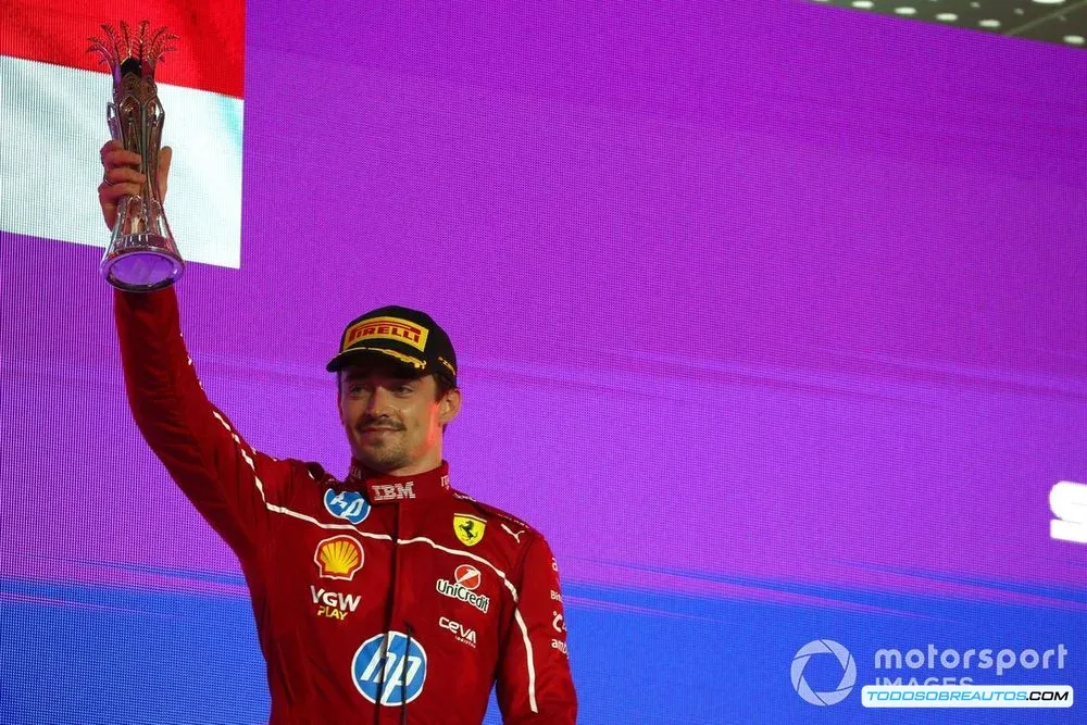 Charles Leclerc, piloto de Ferrari, con una expresión concentrada.
