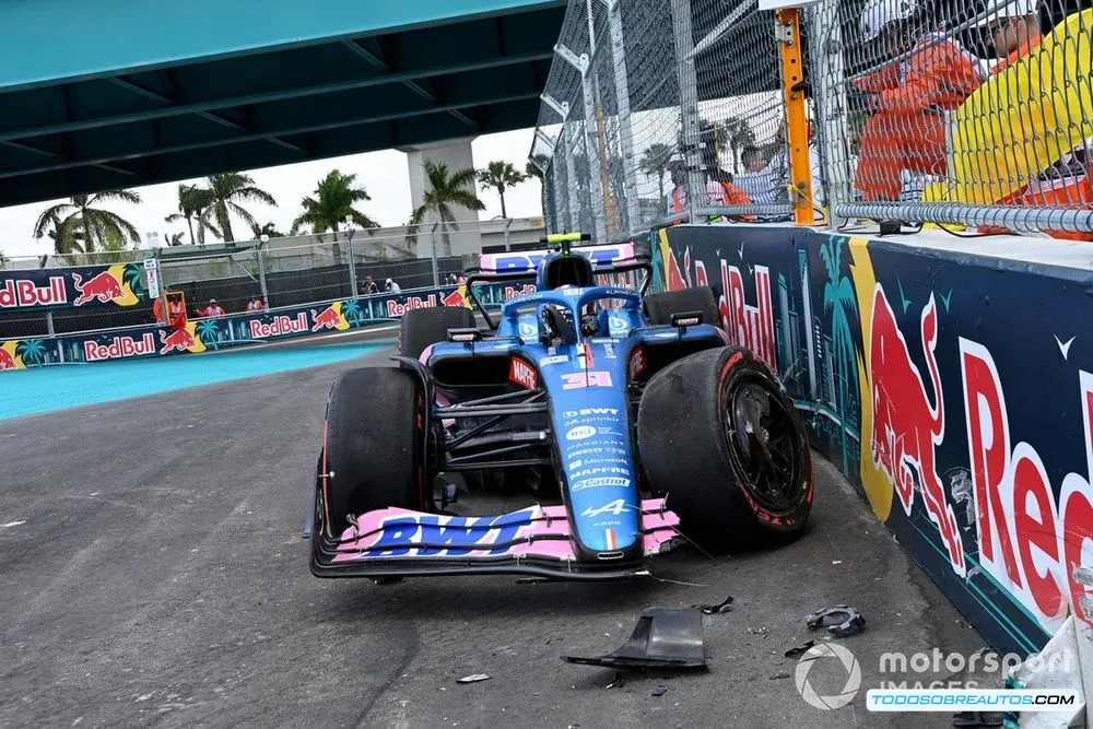 Imagen de un piloto mostrando una expresión de descontento o un incidente en el GP de Miami.
