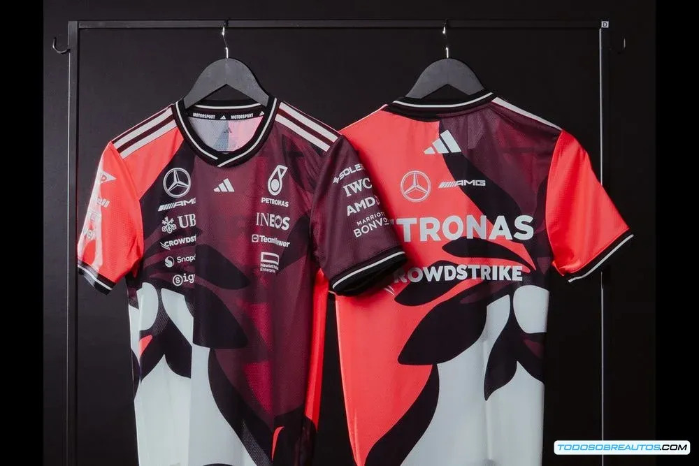 Detalle de las prendas de la colección Adidas x Mercedes F1 mostrando el diseño inspirado en los manglares de Miami.