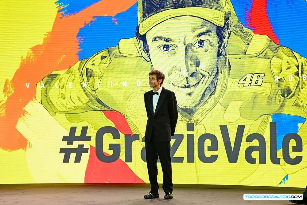 Valentino Rossi con su moto Yamaha Petronas