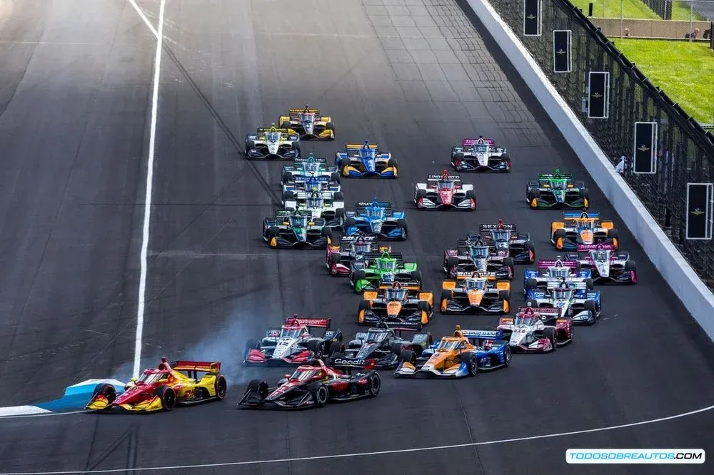 Alex Palou, piloto de IndyCar, celebrando una victoria.