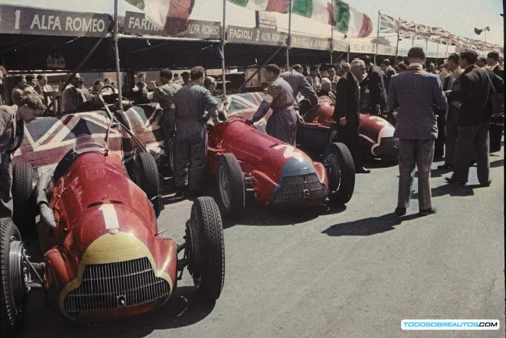 Imagen del pit lane durante el primer Gran Premio de Fórmula 1 en Silverstone, 1950, mostrando los coches y mecánicos.
