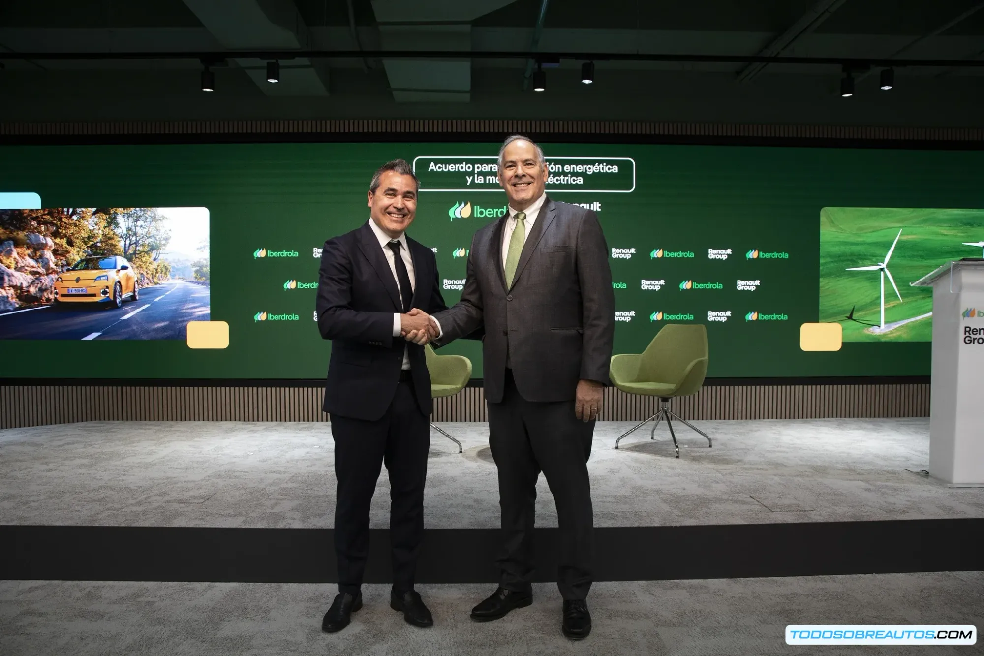 Imagen mostrando un coche eléctrico Renault cargandose en un garaje doméstico.
