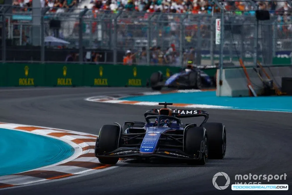 Imagen de un coche de F1 en la chicane problemática del circuito de Miami.