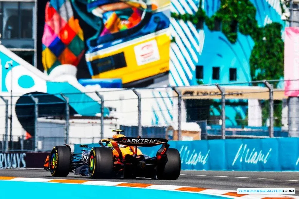 Lando Norris en su McLaren, representando la competencia para Piastri.