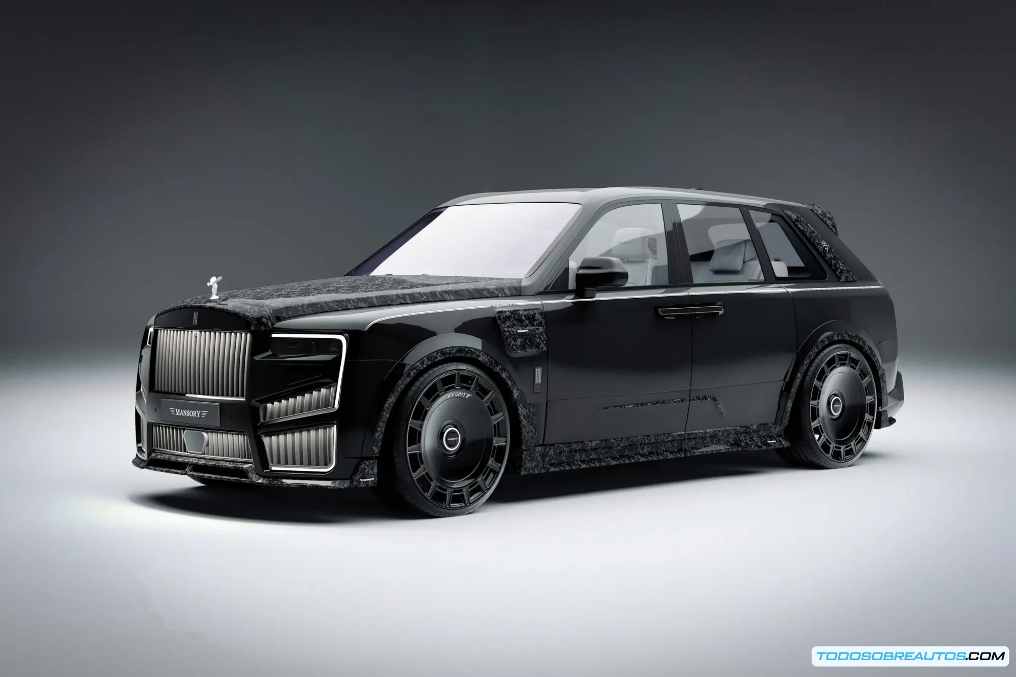 Primer plano del frontal del Mansory Cullinan Series II, mostrando las luces y la parrilla.
