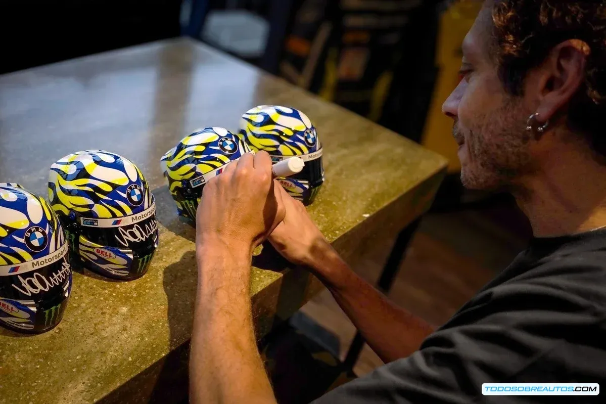 Valentino Rossi firmando un casco