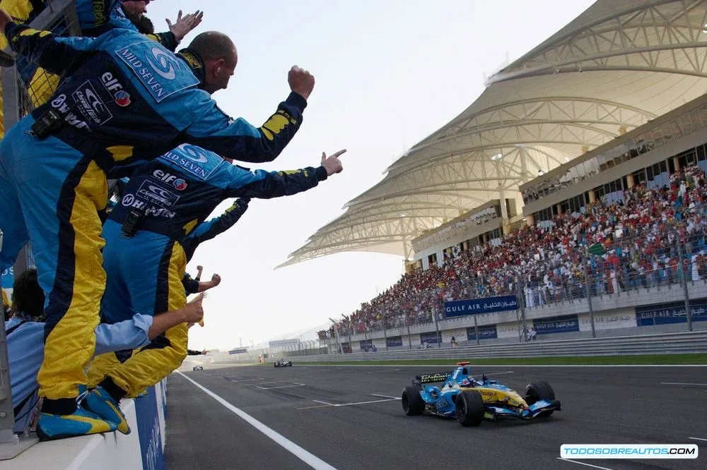 Fernando Alonso en su coche de Fórmula 1, para ilustrar su conexión con la historia.