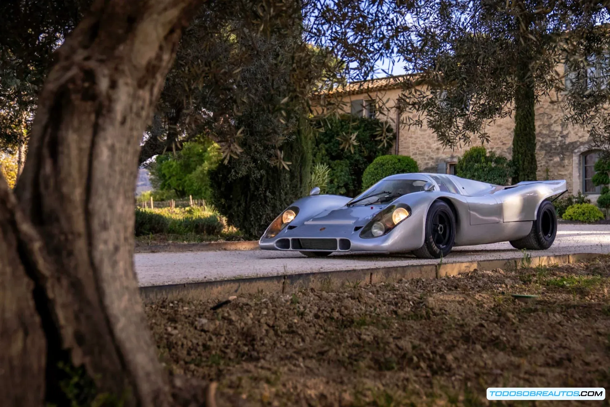 Comparación visual entre el Porsche 917K de carreras y su versión adaptada para calle.