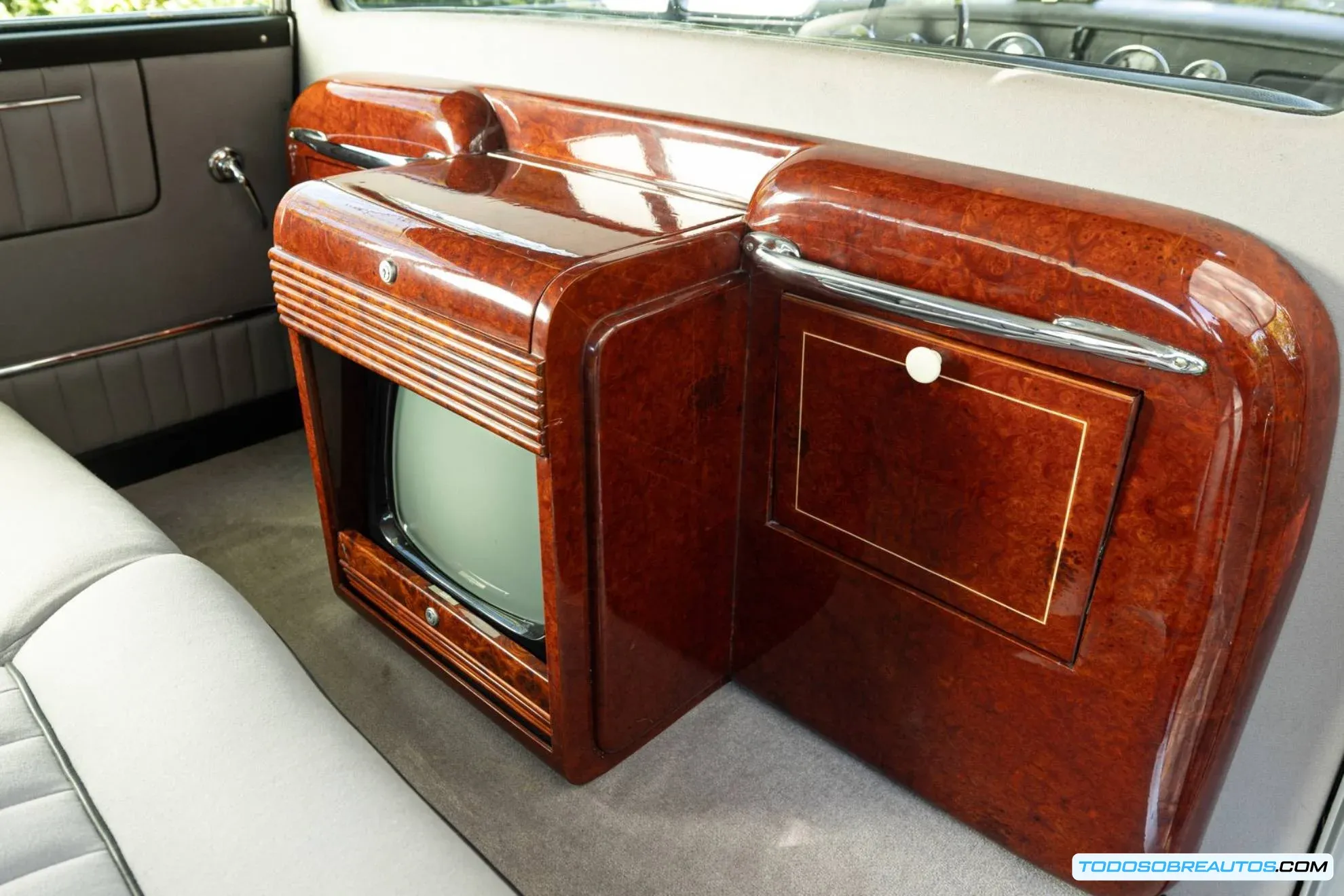 Imagen del interior del Rolls-Royce, mostrando detalles del lujo y la posible ubicación del inodoro.