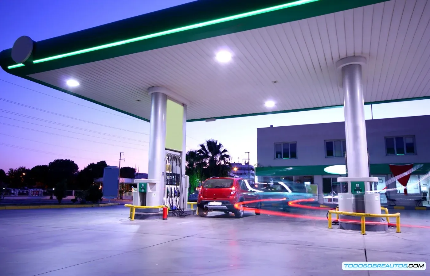 Imagen de una gasolinera nocturna, ilustrando el tema del mejor momento para repostar combustible.
