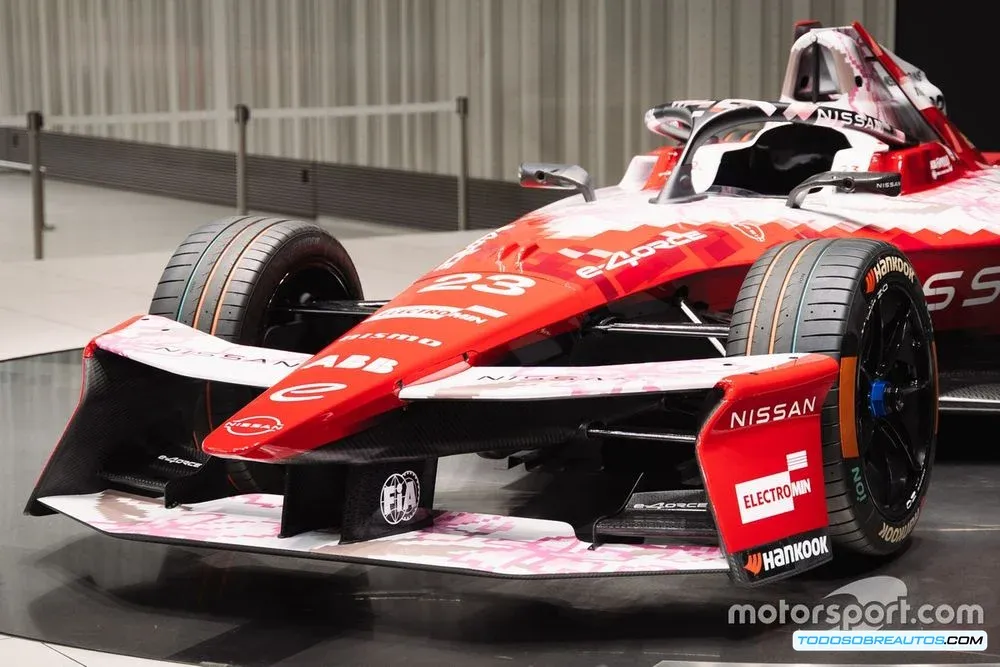 Espectadores en las gradas del ePrix de Tokio animando al equipo Nissan.