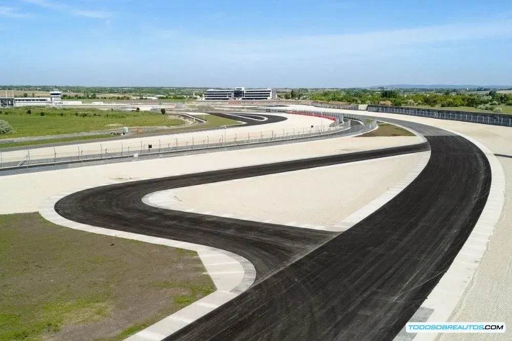 Imagen aérea del circuito Balaton Park, mostrando su trazado y ubicación cercana al Lago Balaton.