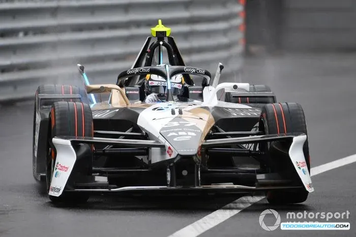 Nick Cassidy conduciendo el coche de Jaguar durante el ePrix de Mónaco 2025.