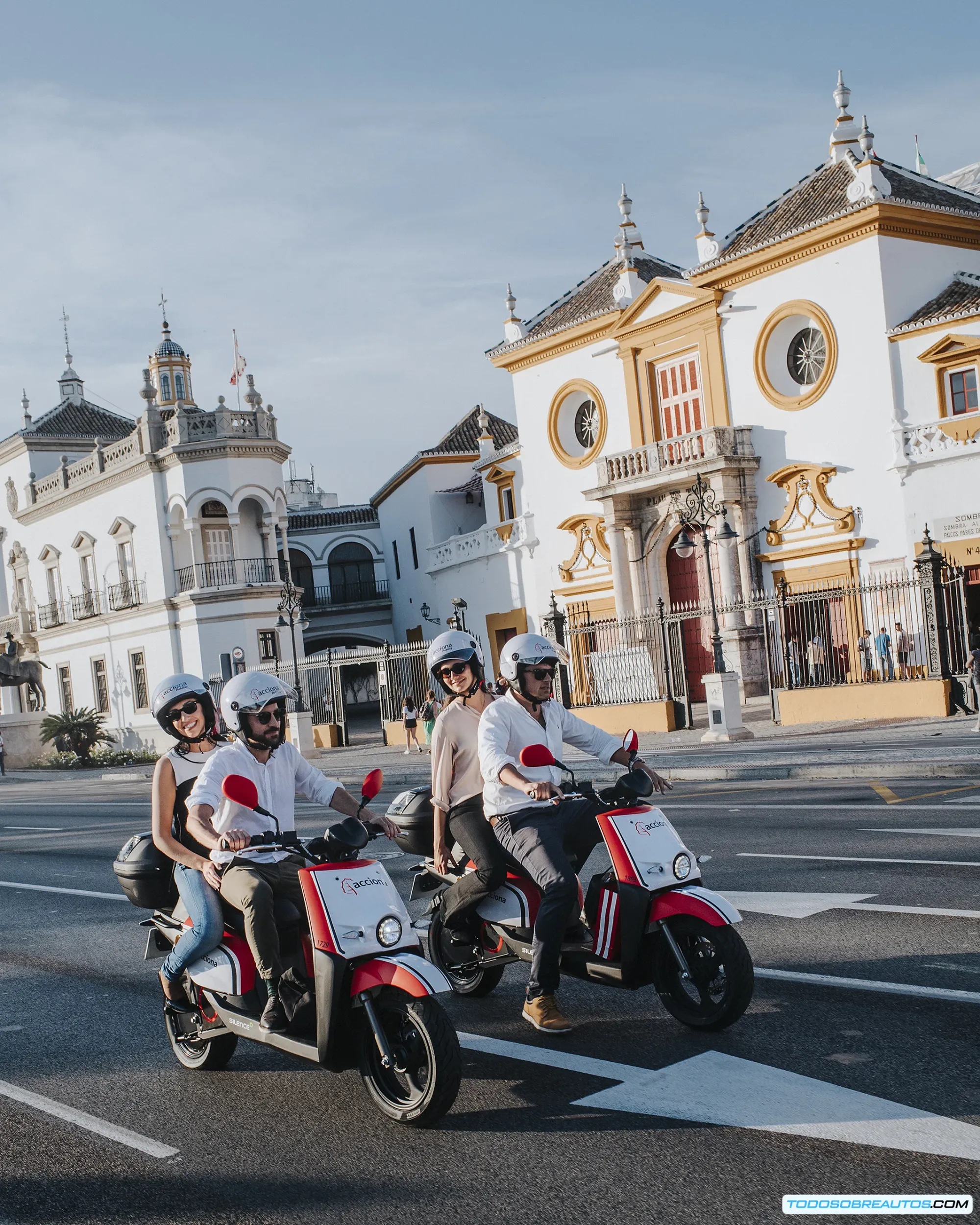 Imagen de varias motocicletas en una calle urbana, mostrando el aumento en su uso.