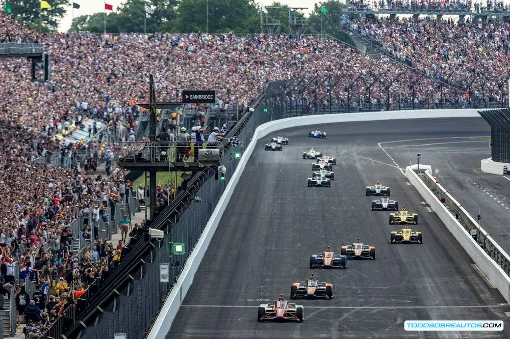 Un piloto de IndyCar en acción durante una carrera.