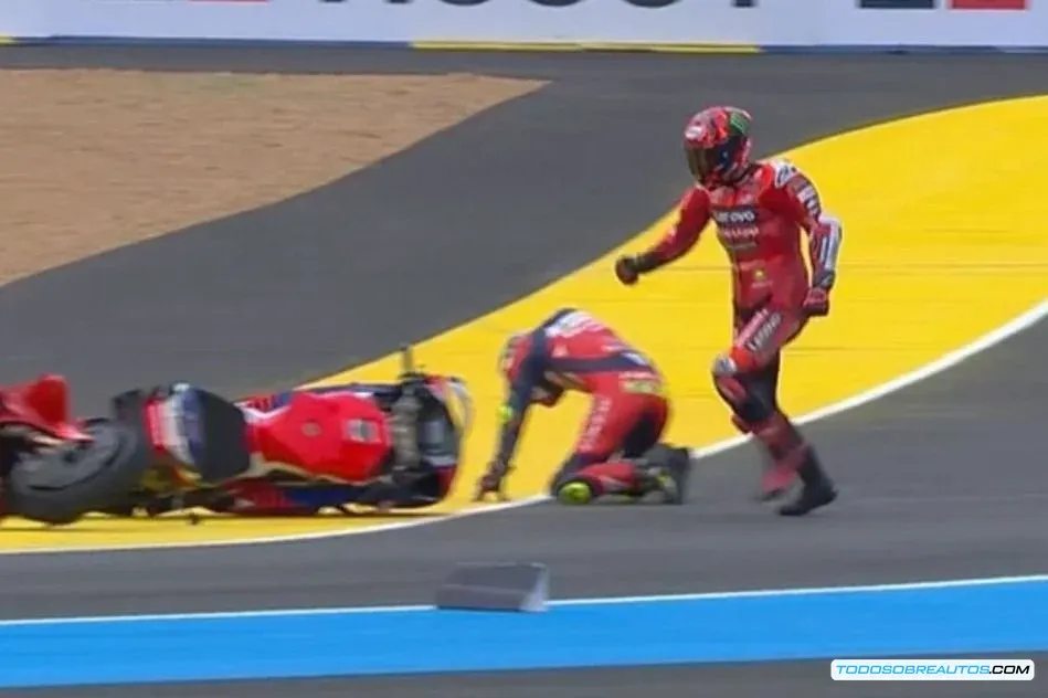 Pecco Bagnaia compitiendo en el Gran Premio de Francia de MotoGP en Le Mans.