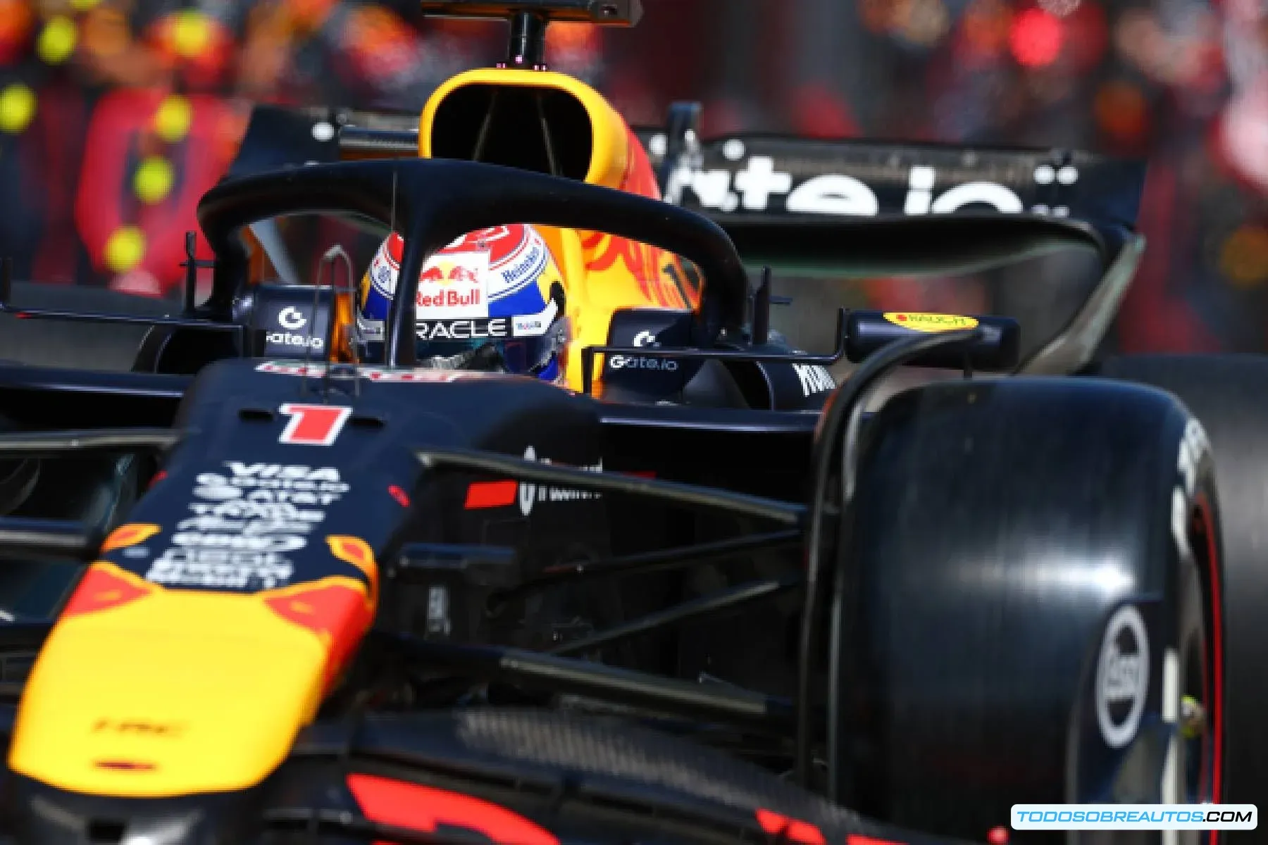 Max Verstappen celebrando su victoria en el Gran Premio de Imola 2025.