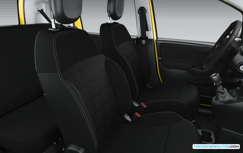 Interior del Fiat Panda Hybrid mostrando su equipamiento