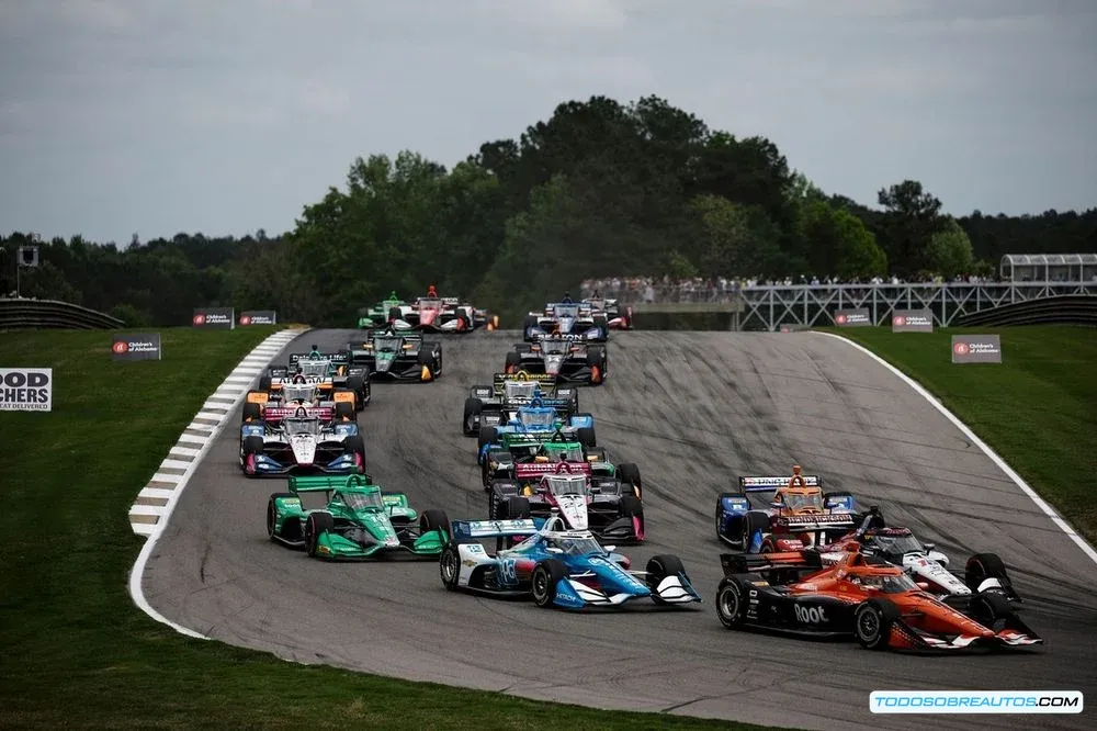 Imagen de un piloto de IndyCar en acción en Barber Motorsports Park.