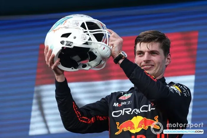 Imagen de varios pilotos en el podio del Gran Premio de Miami.