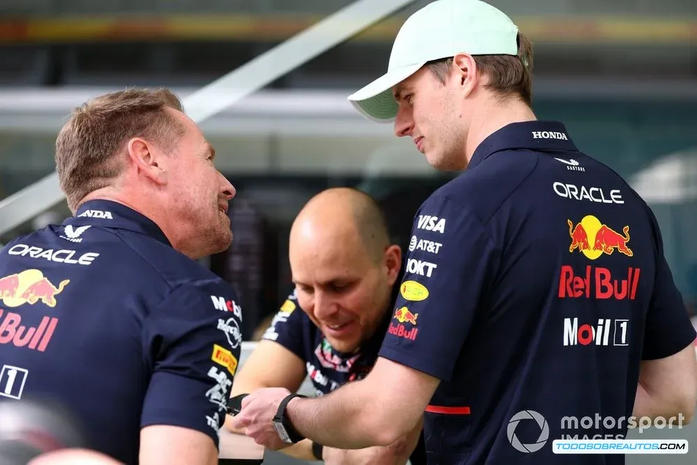 Imagen de Max Verstappen con Penélope (si existe una imagen así, de lo contrario una imagen que sugiera paternidad y calidez).