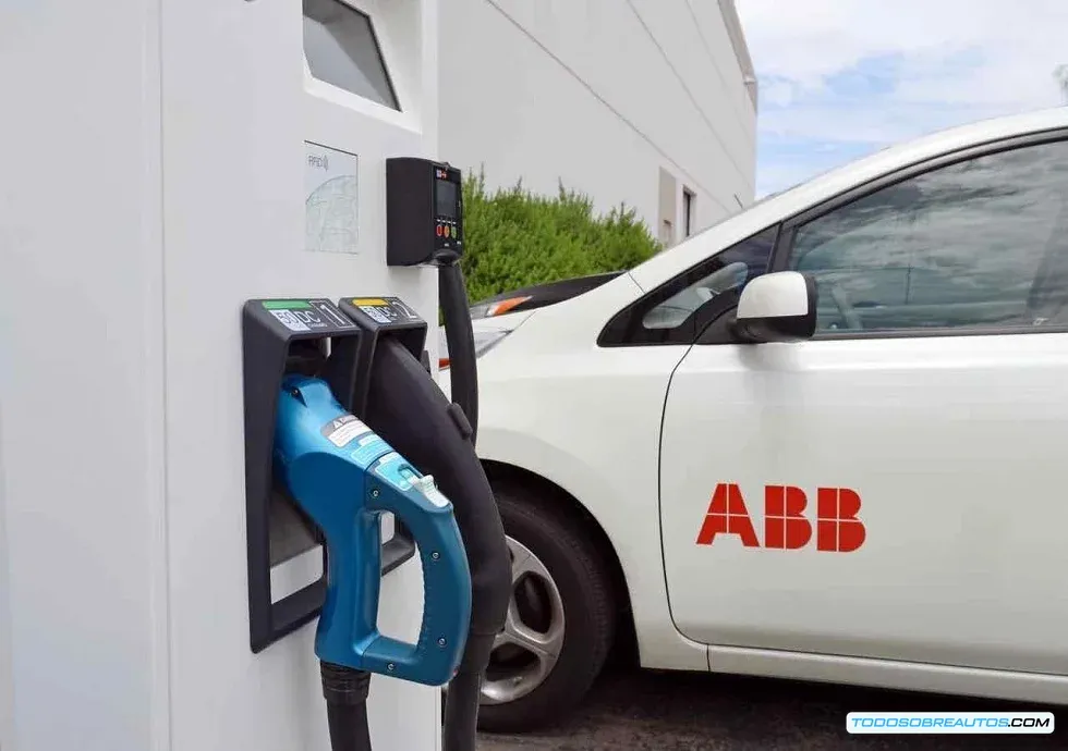 Imagen de varios cargadores ABB para vehículos eléctricos, mostrando la variedad de opciones disponibles.
