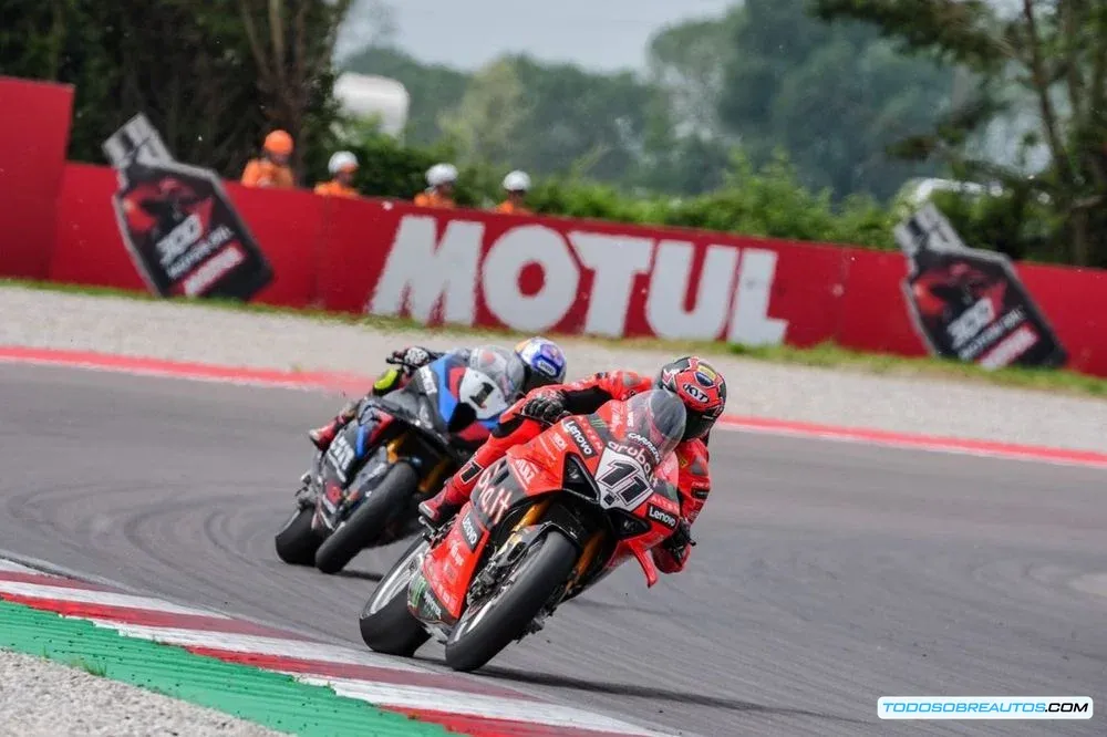Nicolò Bulega celebrando una victoria en una carrera anterior del WSBK en Cremona.