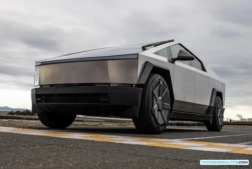 Imagen de una Tesla Cybertruck mostrando un desgaste excesivo en sus neumáticos.