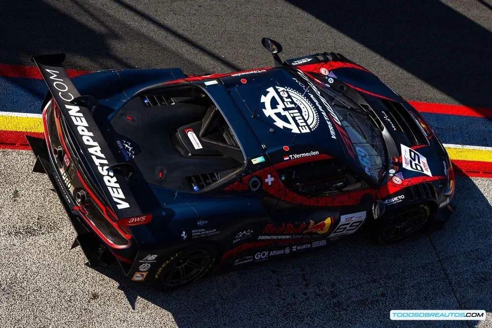 Imagen del Ferrari 296 GT3, preferiblemente en carrera o con los logotipos de Red Bull y Verstappen.com Racing.
