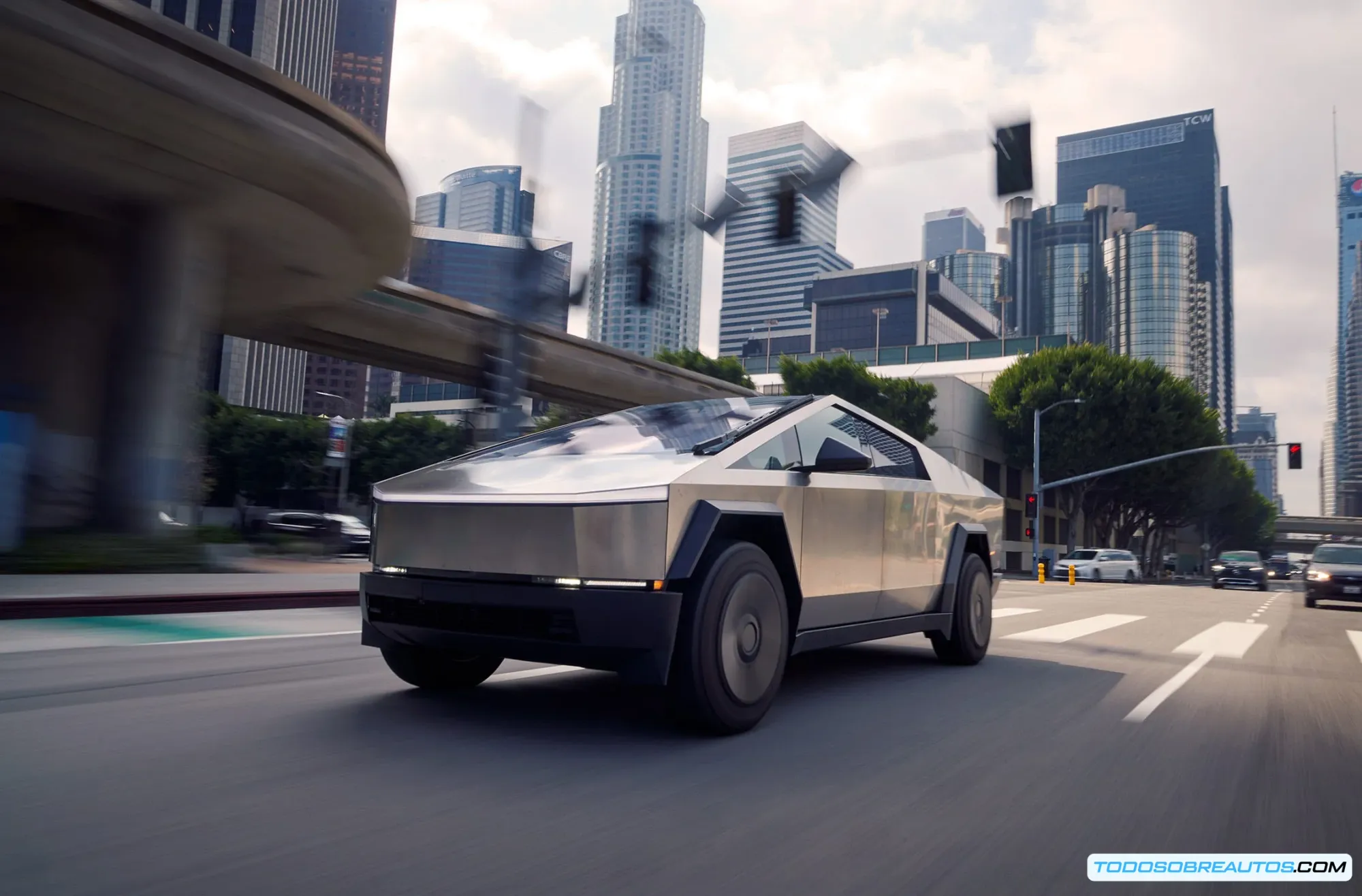 Imagen comparativa del Slate Truck y el Tesla Cybertruck.