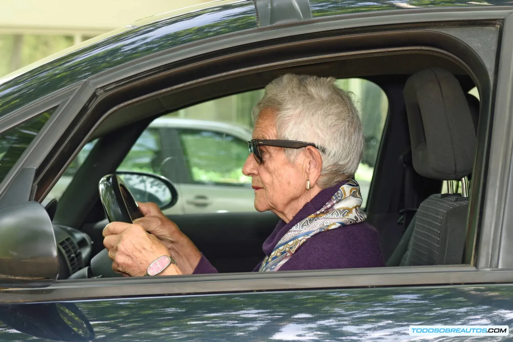 Imagen de una mujer mayor con un coche, ilustrando el estereotipo del coche de