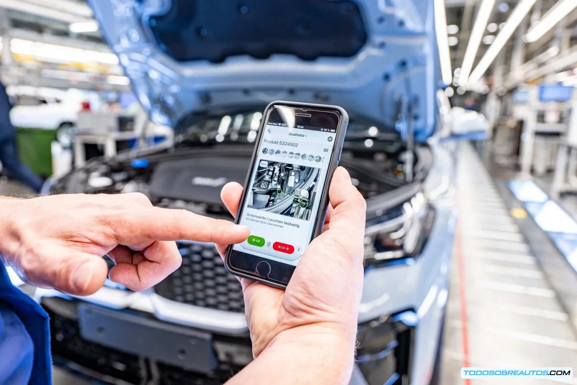 Imagen de una línea de producción de BMW o un robot de control de calidad utilizando IA.