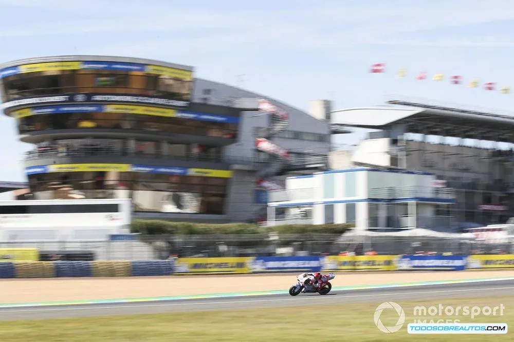 Marc Márquez en una moto de carreras en el Circuito Bugatti de Le Mans.
