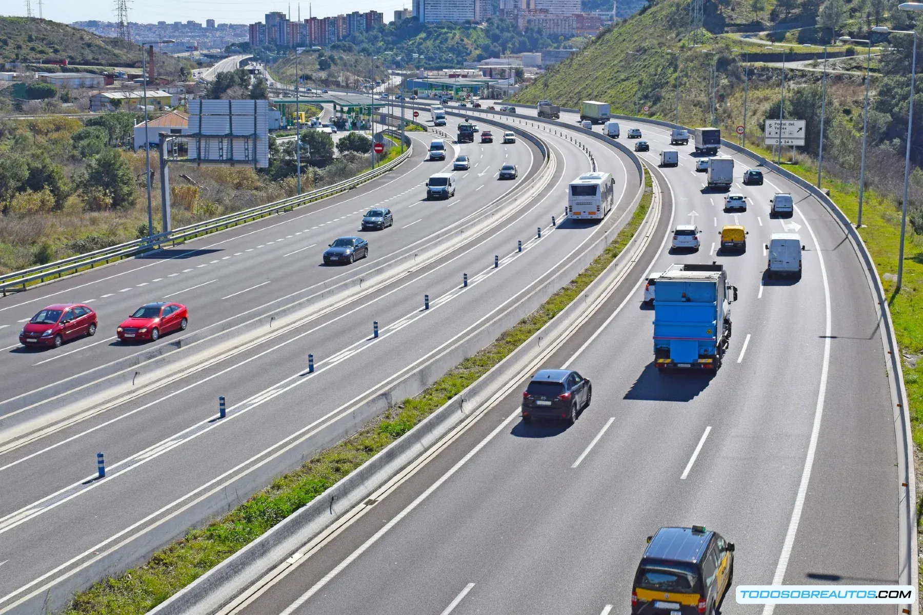 Imagen de coches en una autopista, representando la situación de reanudación de la marcha.