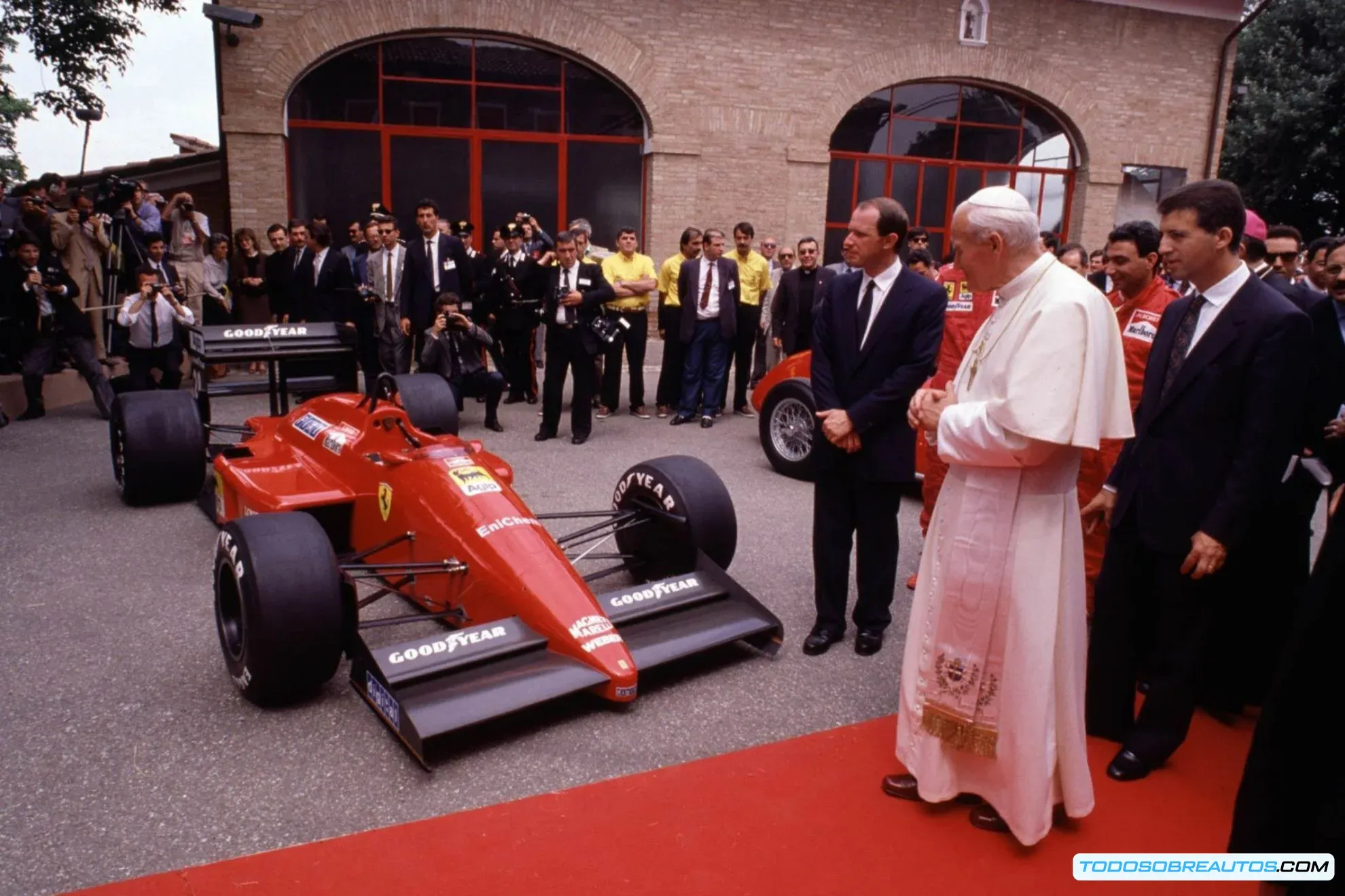 Primer plano del Ferrari Mondial Cabriolet rojo.