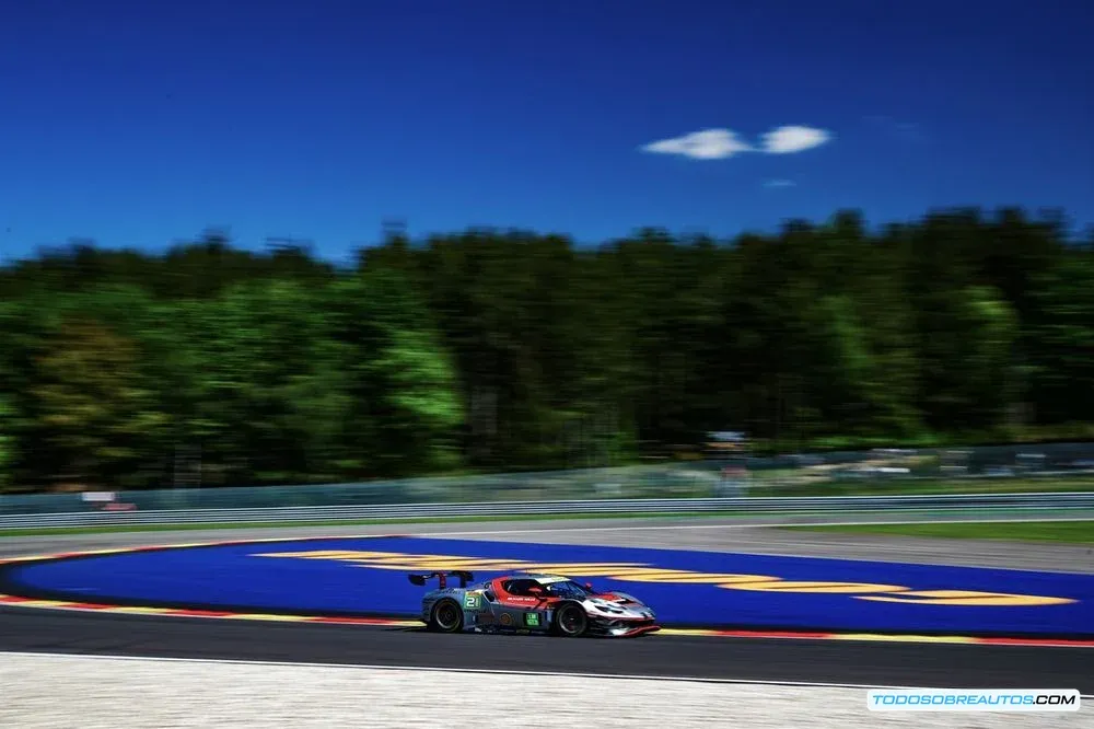 Imagen del equipo Ferrari en el pit lane durante las 6 Horas de Spa, mostrando la estrategia de la carrera.