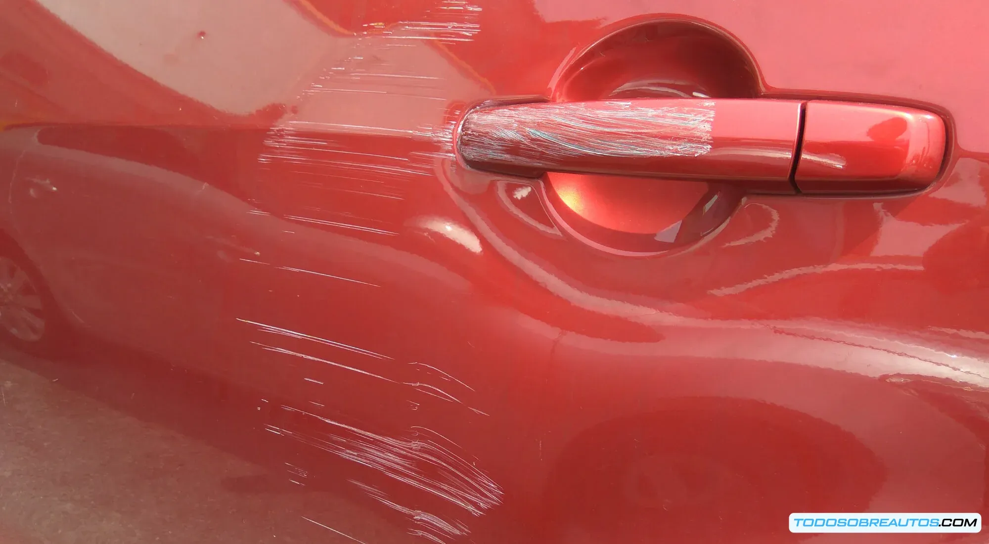 Imagen ilustrativa de un coche chocando contra una pared de un garaje.