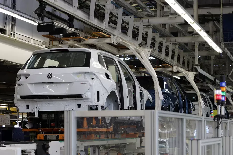 Producción autos México cae en abril