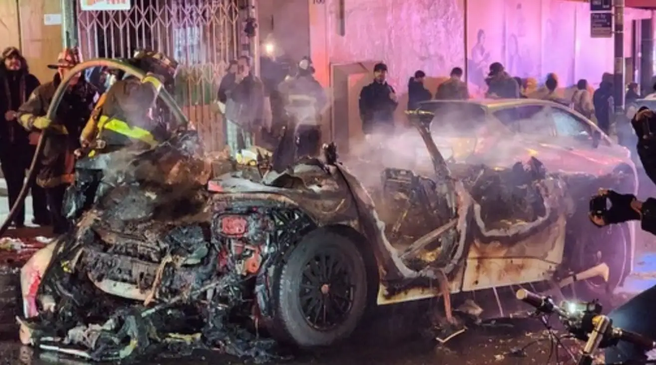 Robotaxi Incendiado