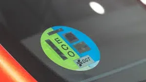 Multa por no llevar la pegatina de la ITV o la etiqueta ambiental de la DGT