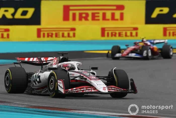 Hamilton Revela el Sarcasmo Detrás de sus Comentarios a Ferrari en el GP de Miami 2025