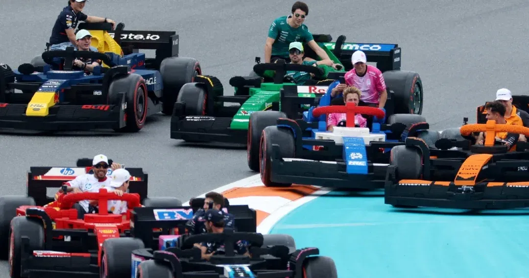 Pilotos Corren en Épicos Monoplazas de LEGO a Tamaño Real en el GP de Miami