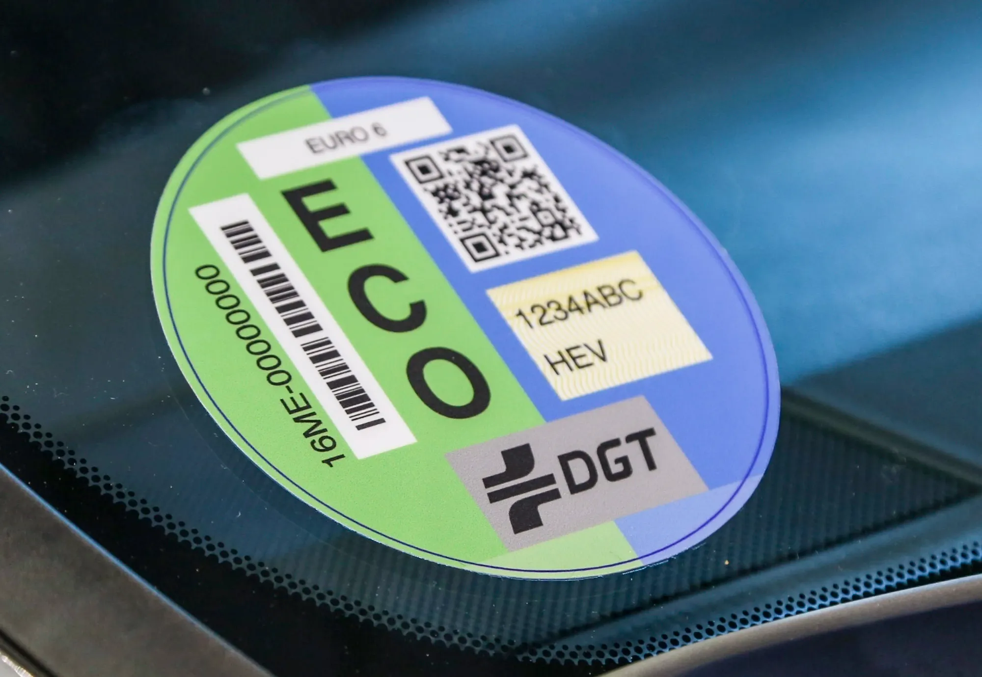 Multa por no llevar la pegatina de la ITV o la etiqueta ambiental de la DGT