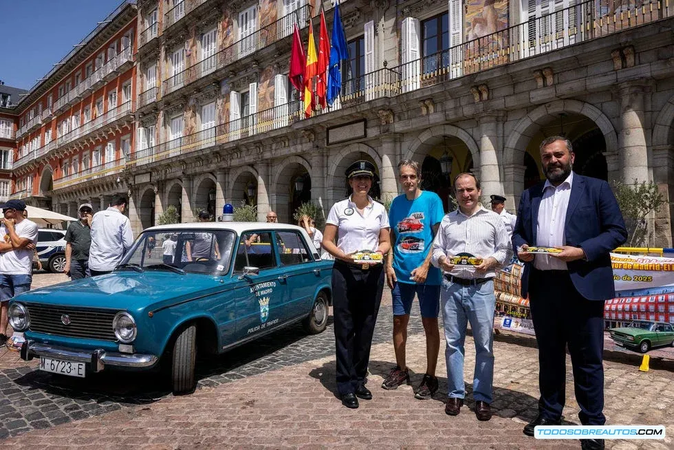 Un SEAT 124 circulando por una calle de Madrid.