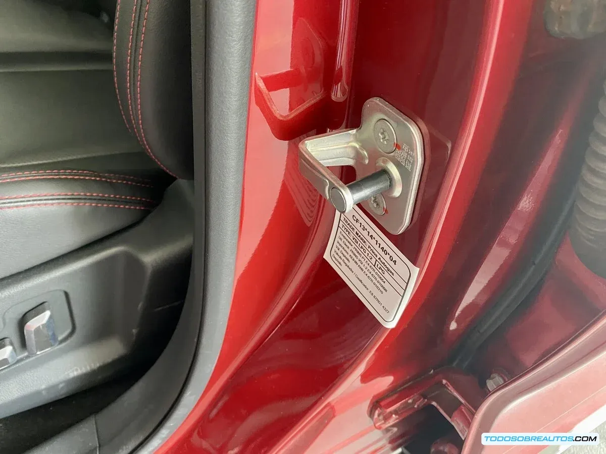 Primer plano de la anilla metálica en el marco de la puerta de un coche.