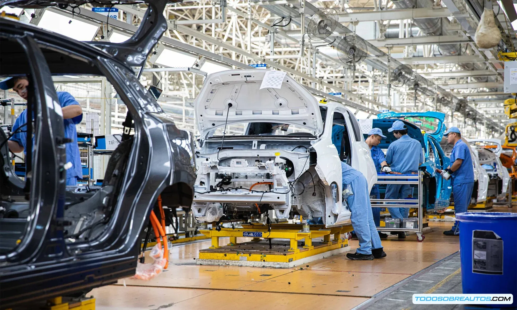 Imagen que representa la industria automotriz china, o una infografía mostrando la relación entre componentes de coches eléctricos y eVTOL.