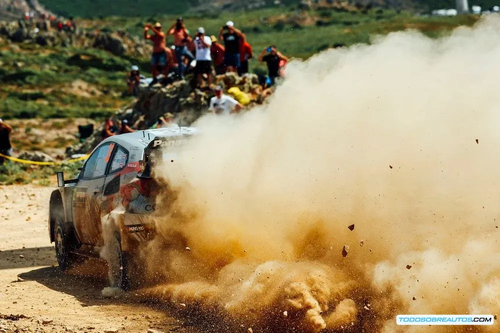 Elfyn Evans en su Toyota durante el Rally de Cerdeña, posiblemente mostrando daños o un pinchazo.