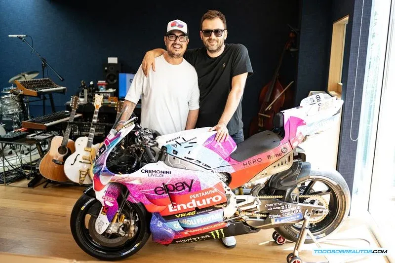 Cesare Cremonini presentando el diseño de la moto.